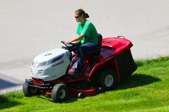 Ride on lawn mower